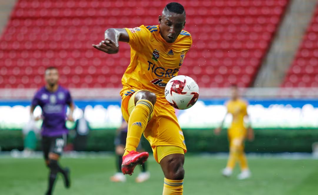Julián Quiñones Tigres 2020 Utileria